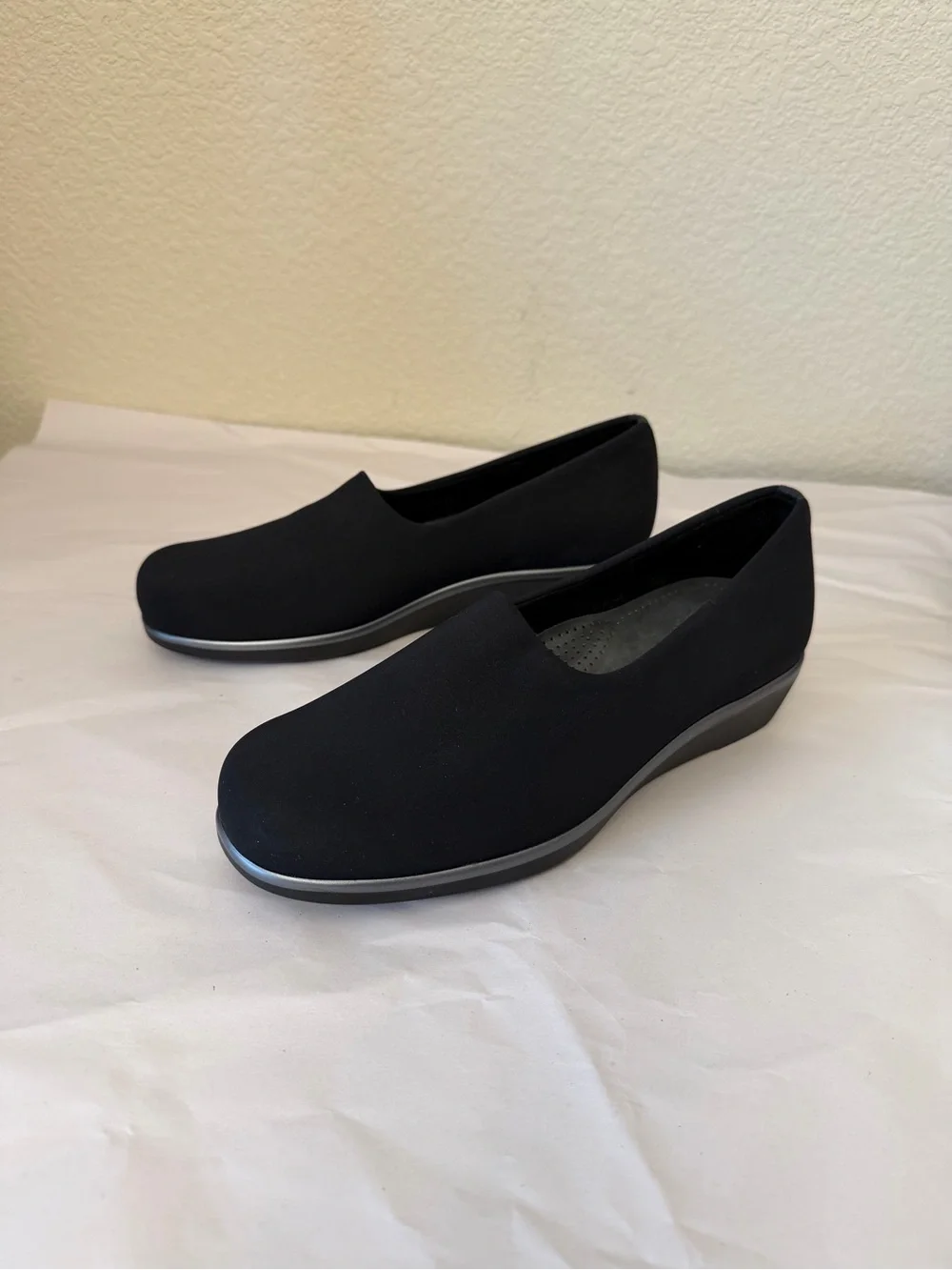 SAS Black Slip-On Wedge Loafers Sz 8W tri pad comfort
